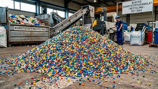 Anstatt dem deutschen Mittelstand eine mehr als merkwürdige „Plastiksteuer“ aufzubürden, die alles noch schlimmer machen dürfte, als es schon ist, sollten laut Ansicht des GKV die Themen Recycelbarkeit und Rezyklateinsatz bei Kunststoffverpackungen gestärkt werden ... (Bild: KI-generiert)