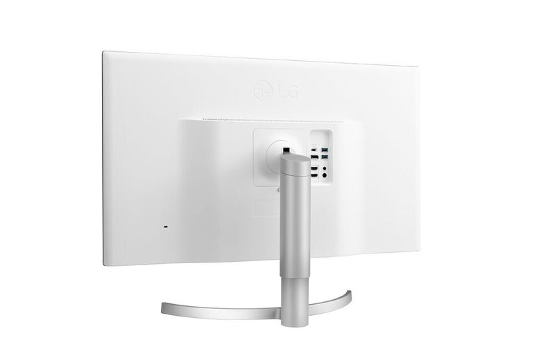 Zusätzlich zu den beiden HDMI-Eingängen und dem DisplayPort sitzt bei den beiden 4K-Monitoren noch eine USB-C-Buchse in der Rückwand. Der geschwungene, höhenverstellbare und abnehmbare Standfuß gehört bei allen fünf Displays zur Basisausstattung. (LG Electronics)