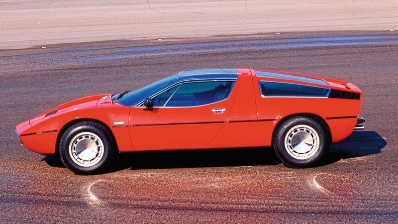 Ein Kind seiner Zeit: Der Bora war kantig durch und durch, die flache Front mit Klappscheinwerfern obligatorisch. Weitere charakteristische Merkmale sind verschiedene Chrom- bzw. Zierelemente aus Edelstahl (Dach!) sowie eine Auspuffanlage mit vier Endrohren. (Bild: Maserati)