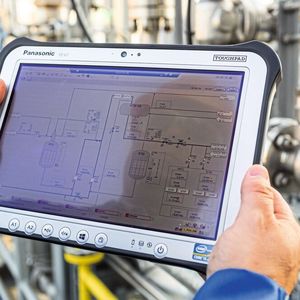 Der Salpetersäure-Verbund gehört in Ludwigshafen zu den Kernanlagen des Standorts. Im Zuge der Digitalisierung wird hier seit 2015 erfolgreich mit Tablets gearbeitet. Hierdurch kann bei entscheidenden betrieblichen Abläufen die Effizienz deutlich gesteigert werden, zum Beispiel bei aufwändigen Mess- und Regelprüfprozessen sowie bei An- und Abfahrvorgängen. Um die Messwerte sicher und schnell zu übertragen, sind Campus-5G-Netzwerke hilfreich.(Bild:  BASF)