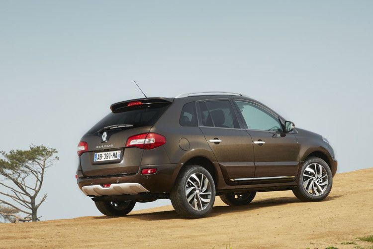 Neben der Design-Überarbeitung gibt es auch eine neue Karosseriefarbe: „Ebony-Braun“. (Foto: Renault)