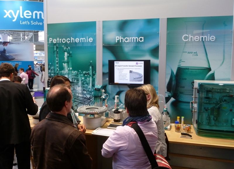 Impressionen von der diesjährigen Analytica, Halle A1/A2 Analytik und Qualitätskontrolle. Der Stand von Metrohm war durchwegs gut besucht - hier bei der Präsentation eines Liquid Transfer Sample Processor.    Weitere aktuelle Bilder und Nachrichten finden Sie auf unserer Landingpage zur Analytica, in unserem Visitorguide zur Messe oder in den kommenden Tage auch auf der Bildergalerie-Übersichtsseite . (Bild: Back/LABORPRAXIS)