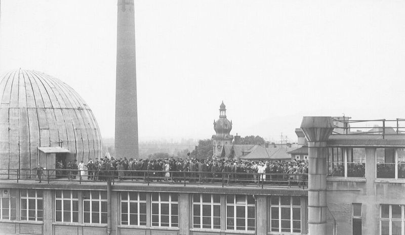 1924 wurde das erste Projektionsplanetarium auf dem Dach der Zeiss-Fabrik in Jena der Öffentlichkeit präsentiert. (Bild: Courtesy of Carl Zeiss)