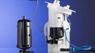 Der schwarze Gehäusezylinder des Kraftstofffilters besteht aus dem neuen Ultraform N2320 C von BASF, einem POM (Polyoxymethylen), das durch Kohlenstoffnanoröhrchen seine gute Leitfähigkeit erhält.  (Bild: BASF)