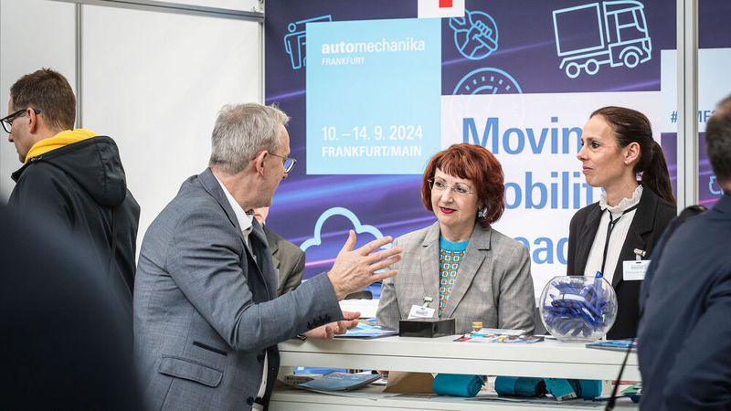 Auch Vertreterinnen und Vertreter der Automechanika genossen es, wieder dabei zu sein. (Bild: Stefan Bausewein)