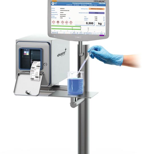 Die Arbeitsstationen bestehen aus einem soliden Stativ und einem leistungsstarken, hygienegerechten Touch-IPC mit integriertem Wägeterminal. (Bild:  Höfelmeyer)
