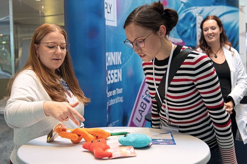 Dann gibt es auch wieder zum Ende des Messetages die extra-großen Plüschmikroben zu gewinnen – sowie einen 1.000-Euro-Einkaufsgutschein bei den ausstellenden Firmen.   Mehr Infos zu den kommenden LAB-SUPPLY-Messen finden Sie auf www.lab-supply.info (Bild: Stefan Stark)