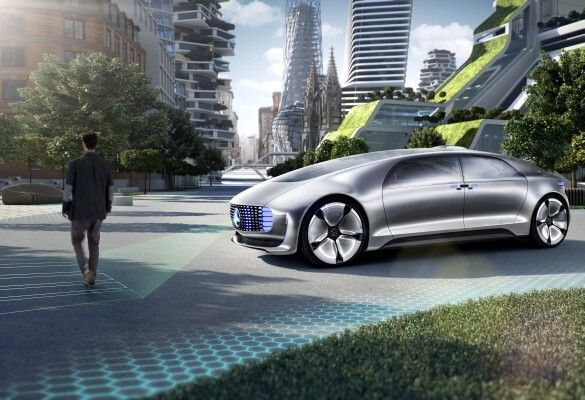 Mercedes-Benz F 015 - Luxury in Motion: Der virtuellen Zebrastreifen signalisiert dem Passanten am Straßenrand, dass er Überqueren die Straße gefahrlos überqueren kann (Mercedes-Benz)