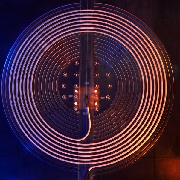 Die stationäre Spule wird in die Straße oder den Parkplatz eingelassen, während die zweite, mobile Spule in den Fahrzeugboden integriert wird. (Bild: Fraunhofer ISE)