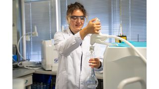 Fig. 1 : En laboratoire, l'eau doit souvent présenter un degré de pureté particulier. Pour cela, elle est traitée dans des installations spécialisées afin d'atteindre l'un des quatre niveaux de pureté. (Image symbolique) (Image :Membrapure)