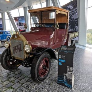 Der Benz 1C von 1922 steht für die frühe Lkw-Serienproduktion. Der 1,5-Tonner beginnt sein Leben als Feuerwehrfahrzeug und wird später umgebaut. Bei der Restaurierung erhält er seinen heutigen Pritschenaufbau zurück. Der 1,0- bis 1,5-Tonner Typ 1C (mit 35 PS starkem 4,7 Liter Motor) wurde ab 1917 noch drei Jahre gebaut, ab 1921 dann zum Typ 1CN weiter­entwickelt und bis zur Fusion mit Daimler im Jahr 1926 gefertigt.(Bild:  Dominsky – VCG)