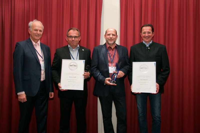 Landesinnungsmeister Thomas Schneider zeichnete Jürgen Brandl und Peter Hoffmann mit der silbernen Ehrennadel des Verbands und Gernot Vogel (mitte) mit dem LV-Award aus. (Klasing)