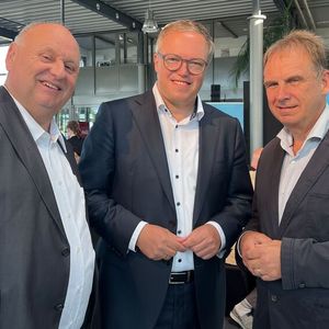 (v. l.) Helmut Peter, Unternehmer und Präsident des Kfz-Gwerbes Thüringen, begrüßte   Prof. Dr. Mario Voigt, Vorsitzender der CDU-Fraktion im Thüringer Landtag, und Sven Schulze, Minister für Wirtschaft, Tourismus, Landwirtschaft und Forsten des Landes Sachsen-Anhalt. (Bild:  Doreen Depping)