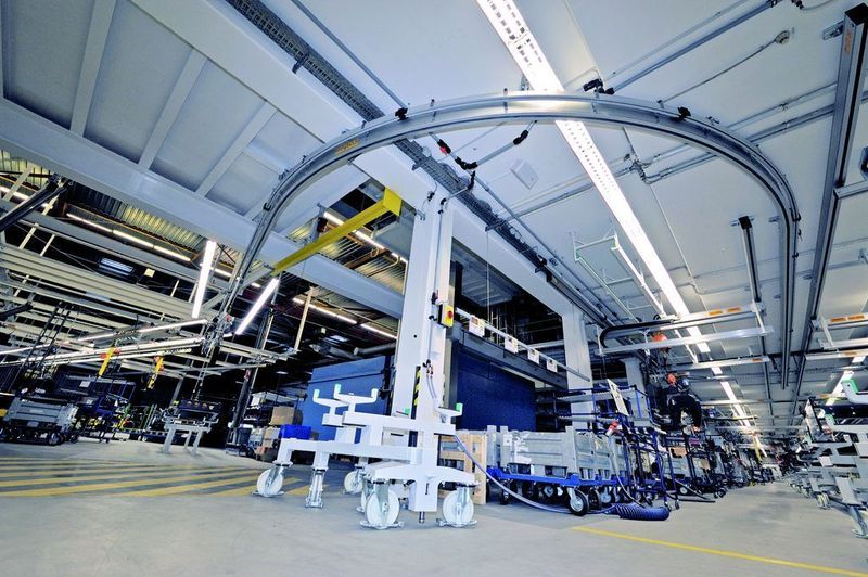Bild 5: Mit gebogenen Einträgerbahnen gelingt das Teilehandling bei der Lkw-Fertigung im Zusammenspiel mit anderen Produktionsbereichen. (Archiv: Vogel Business Media)