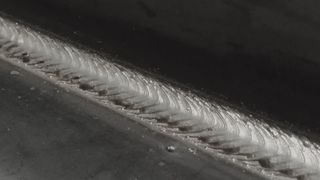 Blick auf den Übergangslichtbogen-Bereich, den der Wisesteel-Prozess hinterlässt. Der Baustahl wird dabei abwechselnd mit Kurz- und Sprühlichtbogen geschweißt, was dass schuppenartige Muster auf der Naht erklärt. (Bild: Kemppi)