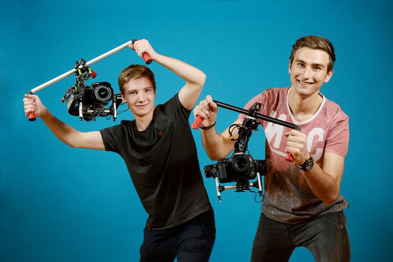 Wer schon mal freihändig ein Video aufgenommen hat, kennt das Problem: Nicht selten sind die Bilder verwackelt. Besonders negativ wirken sich Drehbewegungen aus. Josua Janus und Max Frankenhauser bauten daher eine sogenannte kardanische Aufhängung, um ihre Kamera beim Filmen zu stabilisieren. Mit dieser ist die Kamera um die drei Raumachsen frei drehbar und kann sich so stets nach der Schwerkraft ausrichten. Weil dieser Prozess in der Praxis nicht immer schnell genug erfolgt, integrierten sie kleine Motoren und Lagesensoren in ihr System, die die Kamera nahezu in Echtzeit in die gewünschte Position bringen. Ähnliche, sehr teure, Systeme sind bereits auf dem Markt. Die Jungforscher entwickelten ihr System daher kostenoptimiert. Es wurde mittels 3-D-Druck aus PLA-Kunststoff und per Hand aus Aluminium gefertigt. (Bild: Jugend forscht e.V.)