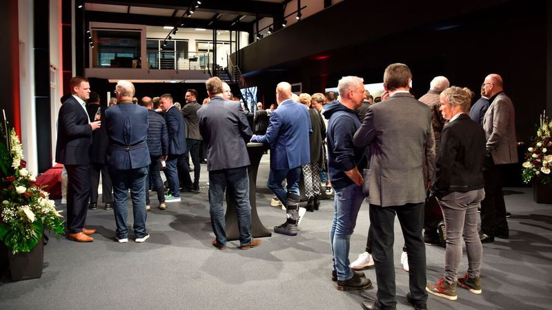 Die Gäste sammelten sich überwiegend im AMG Performance Center, wo es Musik, Essen und Getränke gab. (Bild: Simon – VCG)