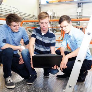 Hackathon-Teilnehmer bei Azo: Der Maschinenbauer hat erkannt, dass eine höhere Agilität im eigenen Unternehmen ein Muss ist, um bei Industrie 4.0 am Ball zu bleiben. Die Zusammenarbeit mit Start-ups bedingt eine neue Denke und muss geübt werden.