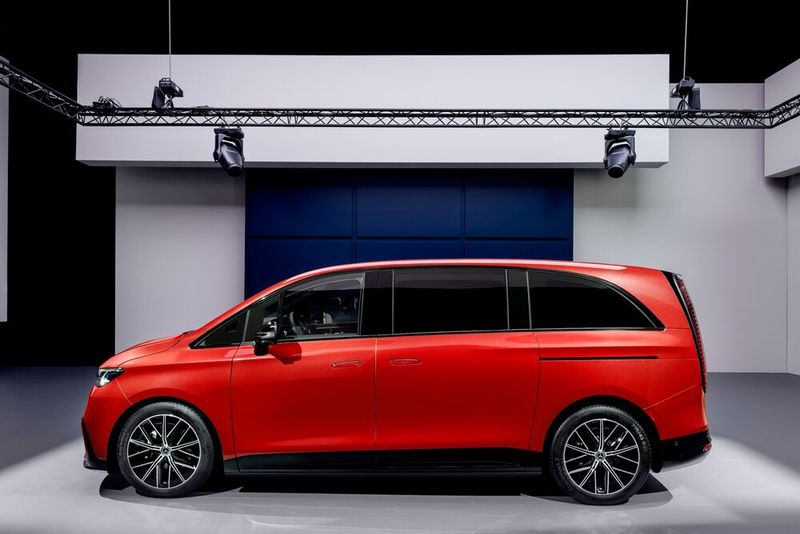 Die flexibel mit vier bis acht Sitzen eingerichteten Großraum-Limousinen sollen sich künftig deutlich von gewerblichen Modellen unterscheiden (Bild: Mercedes-Benz)