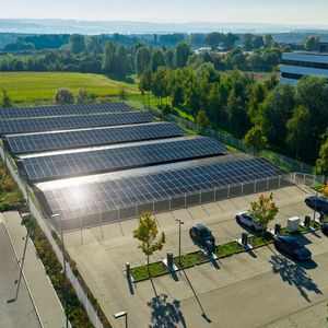 Durch den Rückbau einer Parkfläche konnte Vetter Raum für eine Freiflächen-PV-Anlage schaffen. (Bild: Vetter Pharma)