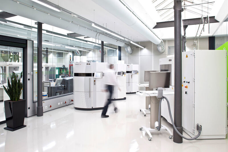Im Rapid-Prototyping-Center von 1zu1 stehen zehn Lasersinteranlagen. Eine neue Technik ermöglicht nun auch das Einfärben der Teile.  (Darko Todorovic)