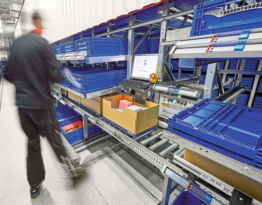Omnichannel: Kommissionierung von Kundenbestellungen direkt in den Versandkarton. Omnichannel: Kommissionierung von Kundenbestellungen direkt in den Versandkarton.