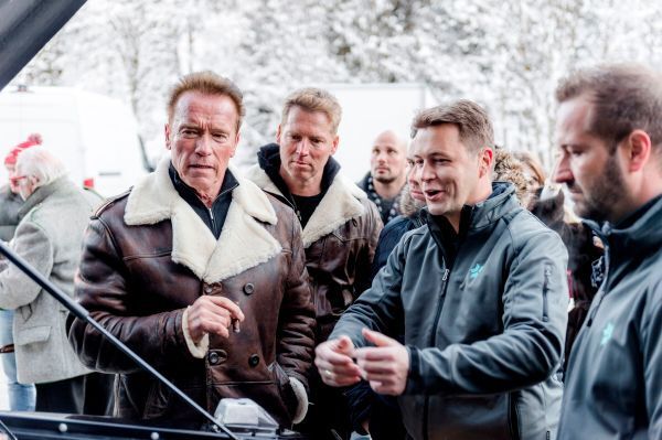 Der Schauspieler und ehemalige Gouverneur Kaliforniens wird den Prototyp zukünftig in Los Angeles testen und zusammen mit Kreisel Electric weiterentwickeln.  (Kreisel Electric, Martin Pröll)