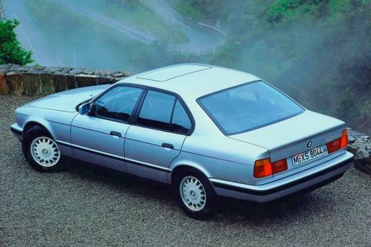 Die offizielle Präsentation des E34 erfolgte im Januar 1988. Zur Markteinführung der Limousine waren zunächst die Zwölfventiler-Reihensechszylindern (BMW M20 520i, 525i und die größeren BMW M30: 530i und 535i) lieferbar, die bereits von anderen BMW-Baureihen (E23, E32) bekannt waren. Ab September 1991 gab es als zweite Karosserievariante einen Kombi, den Touring. Insgesamt wurden 1.331.056 Exemplare gebaut. (BMW)