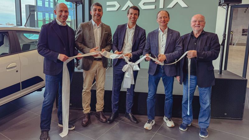 Von links: Carlo Hartung und Cetin Erdogan (Geschäftsführer Autohaus von der Weppen), Thilo Schmidt (Managing Director Dacia Deutschland), Jan von der Weppen sowie Klaus von der Weppen (Geschäftsführer Autohaus von der Weppen). (Bild: Autohaus von der Weppen)