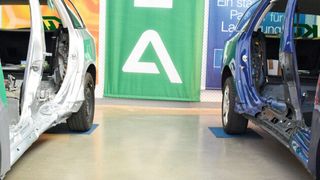 Links der vorschriftsgemäß reparierte Passat, rechts der andere. Die unterschiedliche Eindringtiefe ist bereits mit bloßem Auge zu sehen.  (Bild: Rosenow)