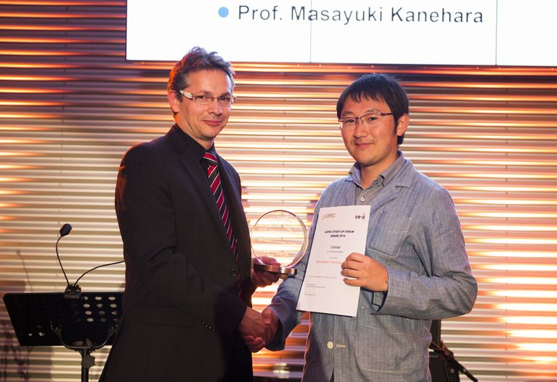 Dr. Peter Fischer, LOPEC Business Conference Chair, überreichte den Preis in der Kategorie „Most Impactful Technology“ an Prof.  Masayuki Kanehara, Colloidal Inc. Co., Ltd., CEO. (Bild: Messe München/Thomas Koy)