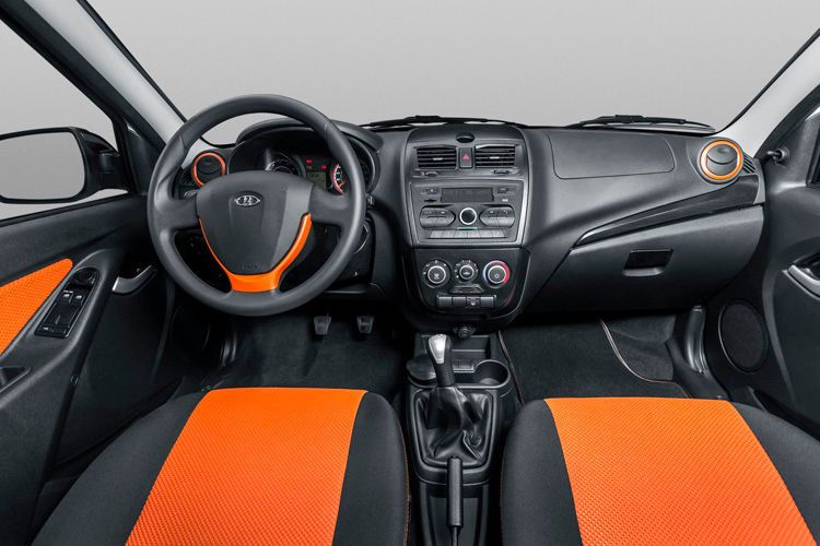 Das Raumgefühl geht in Ordnung. Die Instrumente muten einfach, aber keineswegs billig an. (Foto: Lada)