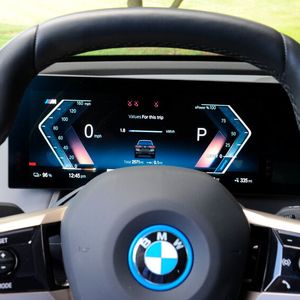 Der Fahrer sieht auf einem großen Bildschirm alle nötigen Informationen.(Bild:  Autoren-Union Mobilität/Kimura)