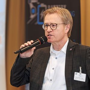 Chefredakteur Claus-Peter Köth auf dem jüngsten Event der »Automobil Industrie«: der Battery Manufacturing Day 2025 in Karlsruhe. (Bild:  Fotostudio Eidens-Holl)