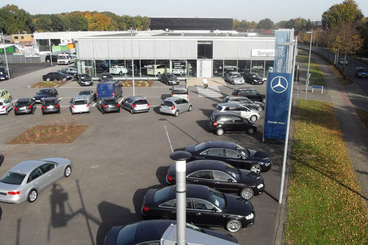 Hinter dem GW-Platz schließt sich das Mercedes-Autohaus an. (Foto: Senger)