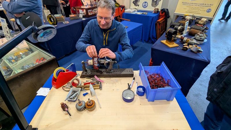 Der letzte seiner Art? Den Anker eines Elektromotors von Hand zu wickeln, das kann fast niemand mehr. Außnahme: Gerhard Heller von Medidenta Schramm. (Bild: Dominsky – VCG)