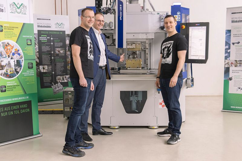Inbetriebnahme der 2-Komponenten-Spritzgießmaschine Vpower 120/130H/210V von Wittmann Battenfeld bei Werkzeugbau Winkelmühle. Von links: Eric Mende, Produktionsleiter Werkzeugbau Winkelmühle, Dirk Koch, Vertrieb Wittmann Battenfeld, und Tom Berthold, Geschäftsführer Werkzeugbau Winkelmühle. (Bild: Wittmann Battenfeld)