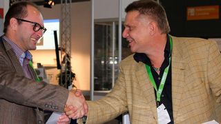 AMC-Geschäftsführer Rainer Kurek (rechts) hat mit der Firma  Gradel SÀRL aus Luxemburg einen Kooperationsvertrag für „xFK in 3-D“-Raumfahrt-Applikationen unterzeichnet. (AMC)