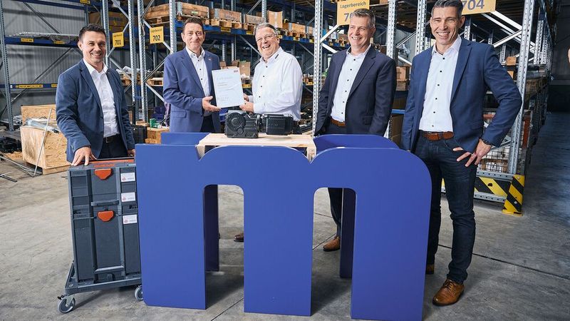 Patrik Menges (2. v. l.), Vertriebsleiter von SEW-Eurodrive Deutschland, übergibt den dreimillionsten IE3-Motor in Deutschland an die Masa GmbH in Andernach. (Bild:  SEW-Eurodrive)