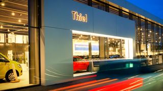 Vor drei Jahren ist die Auto-Zentrale Karl Thiel in das neue Gebäude in der Karl-Thiel-Straße in Rheda-Wiedenbrück umgezogen. (Werbestudio Zeidler)