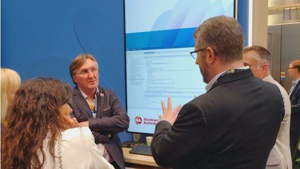 Besucher der Hannover Messe 2026 konnten die neuen KI-orchestrierten Funktionen für die Fabrikplanung am Stand von Microsoft erleben.(Bild:  Rockwell Automation)