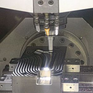 Auch die Zerspanung der Schmiedegesenke ist hochautomatisiert. Die prozesssicheren NC-Programme fürs Hartfräsen entstehen mithilfe des Hypermill Automation Center von Open Mind.(Bild:  Open Mind)