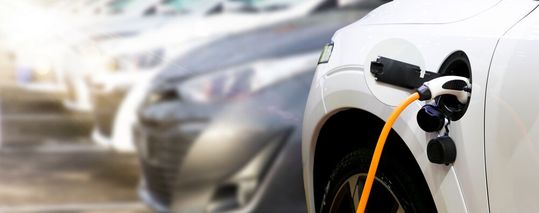 EV sales increased more than 40 % last year, even while overall car sales fell by 6 %.(Source:  ©navee - stock.adobe.com)