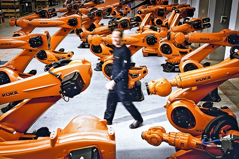 Über 15.000 Roboter produzierte Kuka im vergangenen Jahr; man wird auch weiter das komplette Portfolio anbieten, also Industrierobotik und sensitive Robotik. (Bild: Kuka)