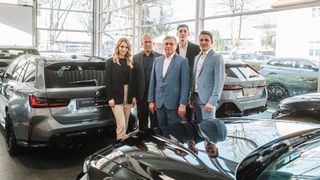 Aus zwei Unternehmer­familien wurde eine: (v. l.) Lea Schwarz, Elmar Schwarz, Richard Wagner, Leonhard Wagner, Richard Alexander Wagner. (Bild: Motorheimat)