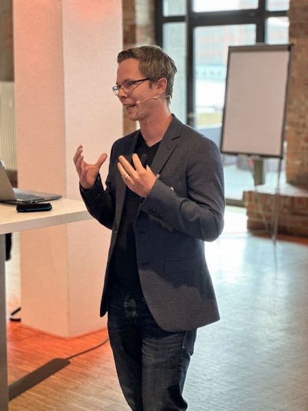 Wie Wertschöpfung im KI-Zeitalter aussehen kann, erörtert Andreas Liebl von der appliedAI Initiative. (Bild: Vogel IT-Akademie)