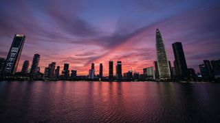 Blick auf Shenzhen: Ein Covid-19-bedingter Lockdown in der Hafenstadt, die zugleich ein Zentrum der chinesischen Elektronikproduktion ist, hat spürbare Ausfwirkungen auf globale Lieferketten. (Bild: gemeinfrei)