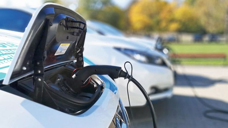 Gebrauchte E-Autos gibt es zwar immer mehr, doch ihr Marktanteil ist noch gering. Durch die neue E-Förderung dürften die Preise für gebrauchte E-Modelle unter Druck geraten.(Bild:  frei lizenziert /  Pixabay)