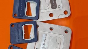 Eindrücklich beweist auch dieses Form- und Bauteilbeispiel, was man mit der Kombination aus additiv gefertigten Prototypenformen und dem manuellen Spritzguss in der Bauteilentwicklung rasch erreichen kann: Flaschenöffner mit Mikro- und Nanostrukturen aus Kunststoff-Serienmaterial und umspritzem Metalleinleger. (Bild: HoliMaker)