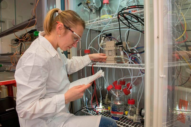 In einer Fermentation – hier im Labormaßstab – verwandeln spezielle Bakterien CO-haltige Gase durch Stoffwechselprozesse in wertvolle Chemikalien.  (Michael Meyer)